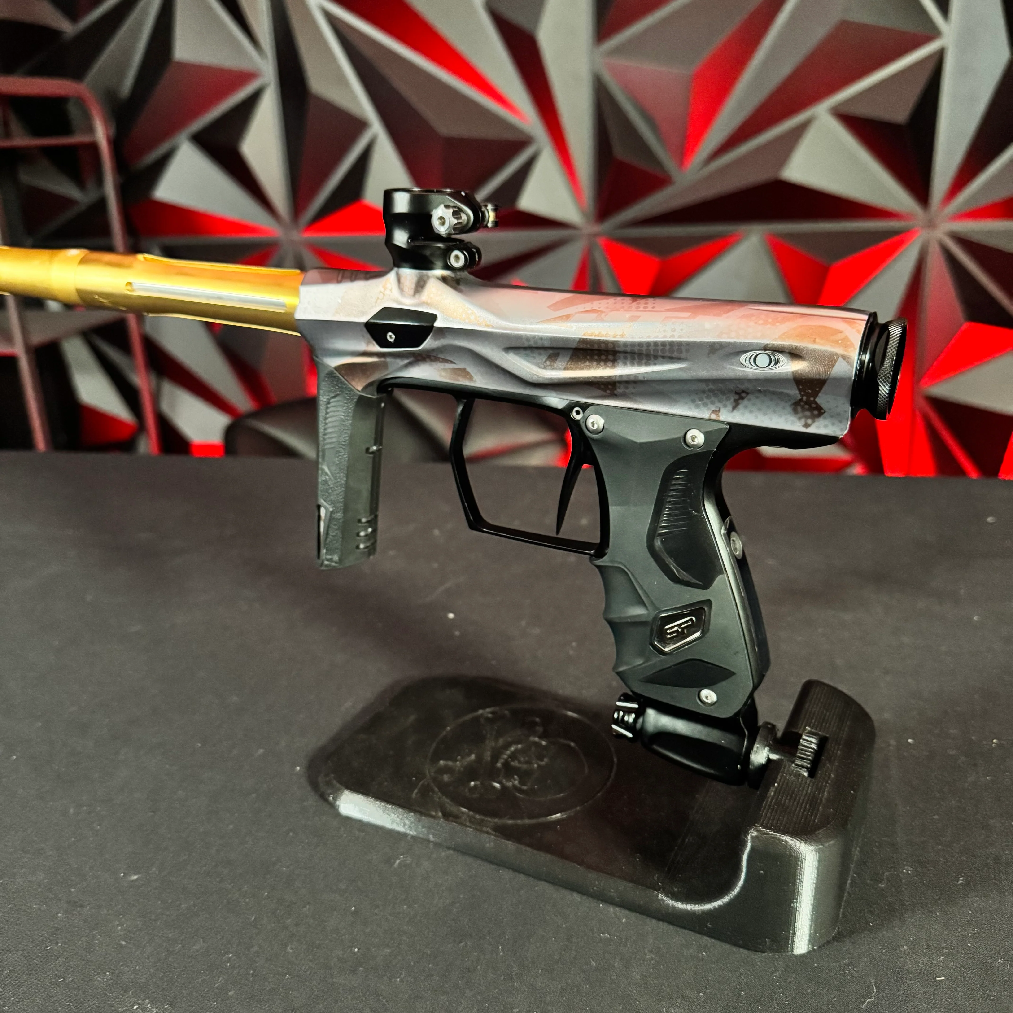 Used Shocker Amp Paintball Gun - JT Camo w/Black Parts & Polished Gold Infamous FXL Barrel - Image 3