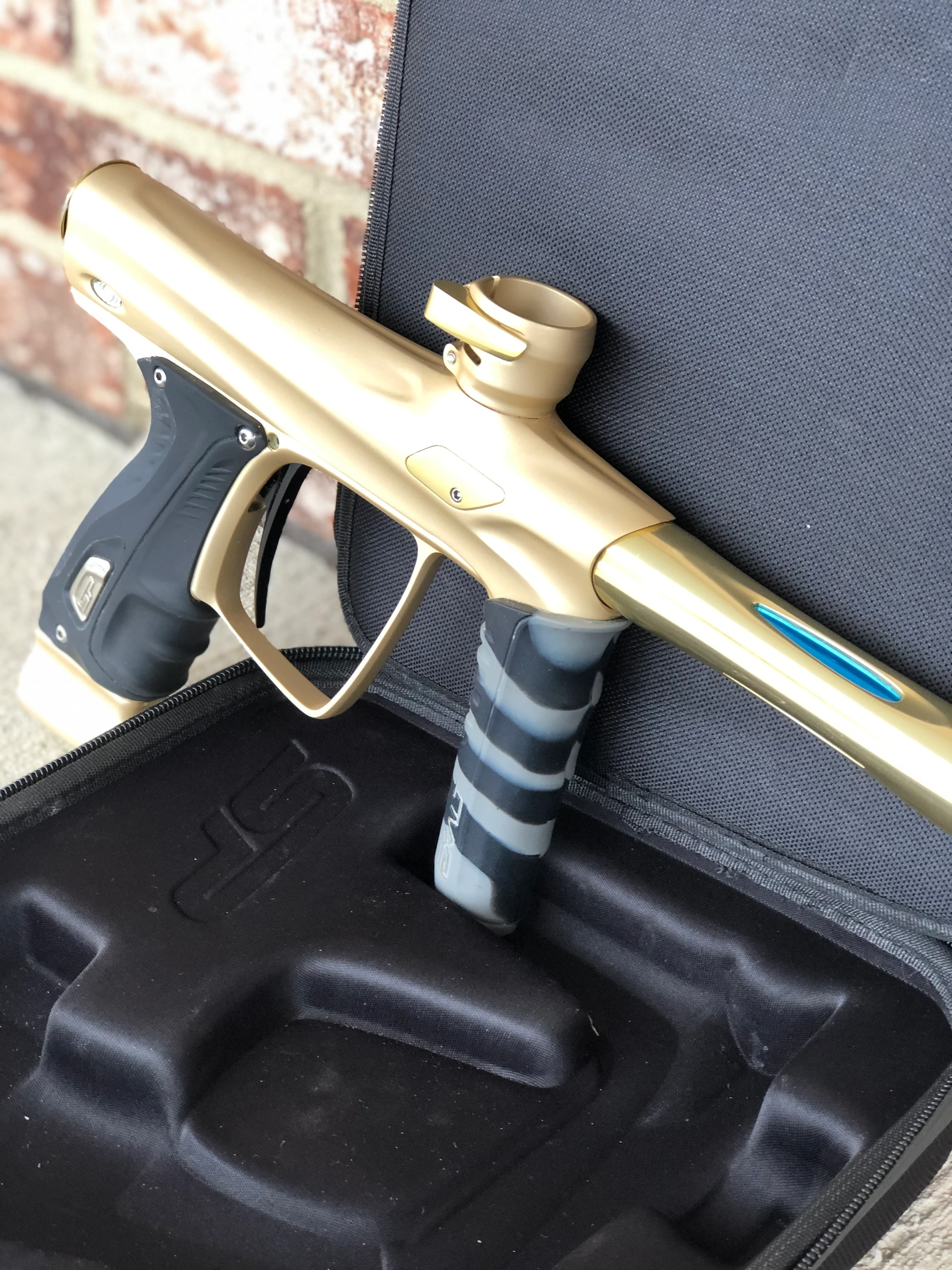 Used Shocker RSX Paintball Gun - Dust Sandstone w/ Gold Accents - Image 2