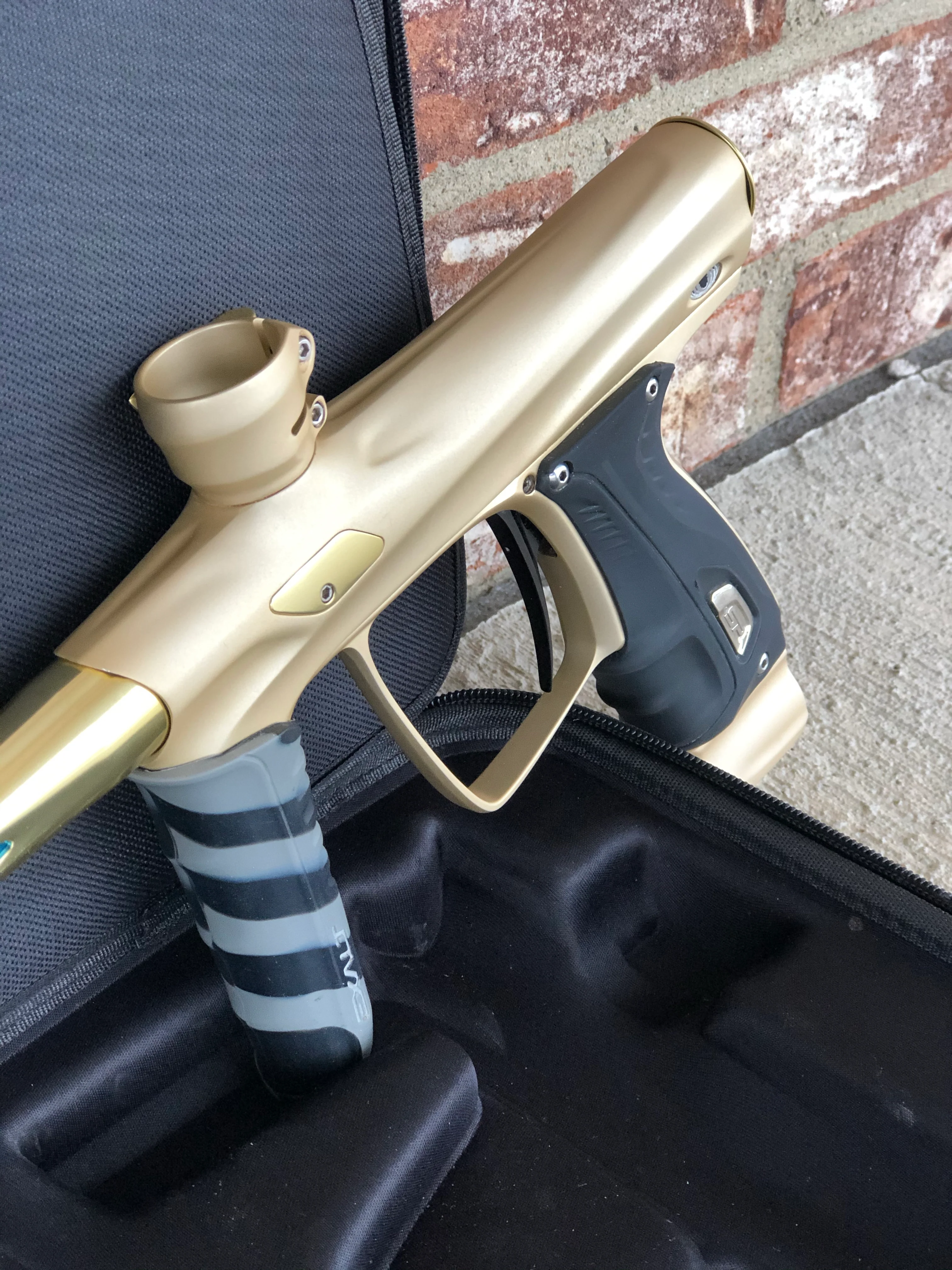Used Shocker RSX Paintball Gun - Dust Sandstone w/ Gold Accents - Image 4