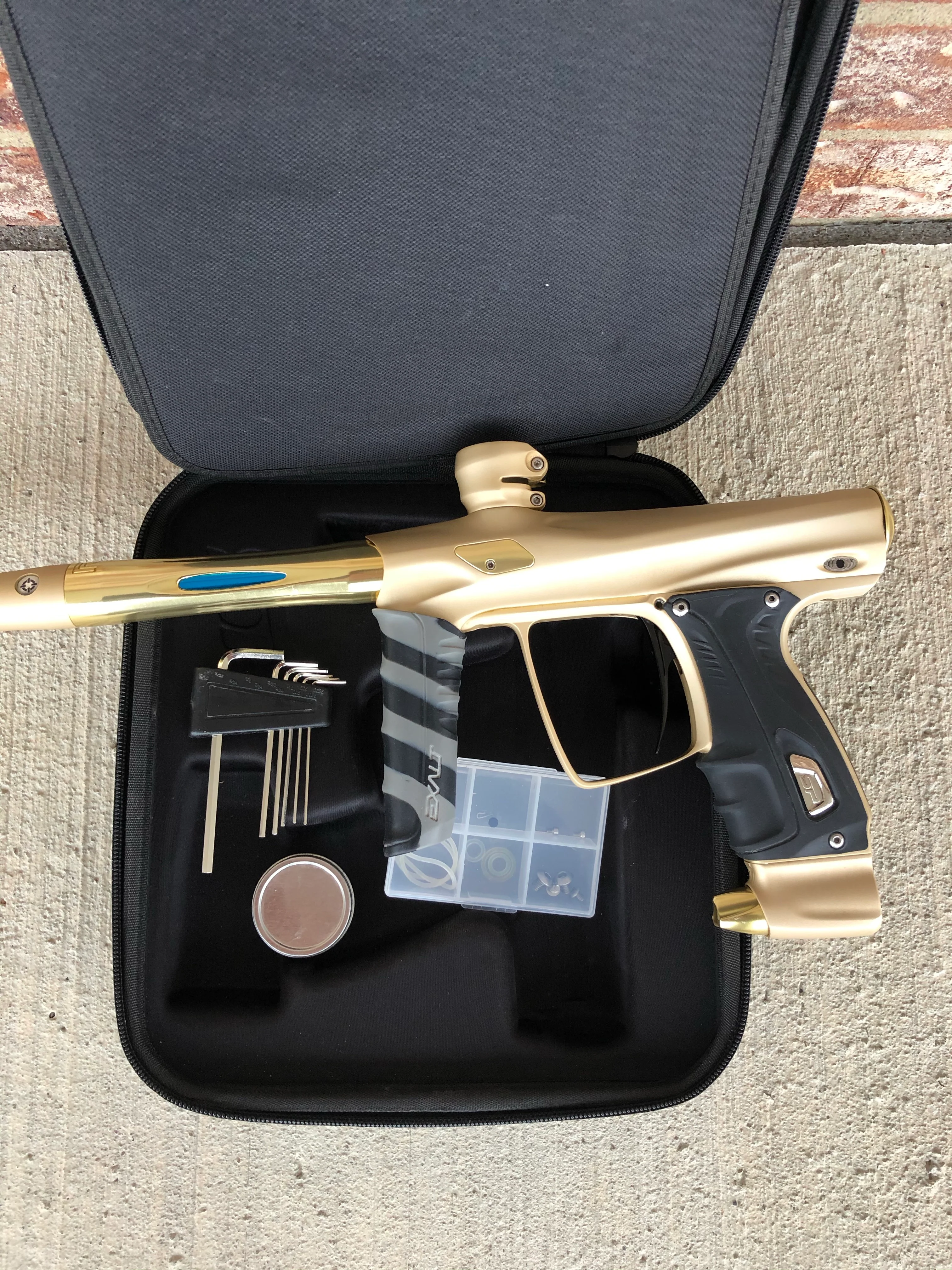 Used Shocker RSX Paintball Gun - Dust Sandstone w/ Gold Accents - Image 5