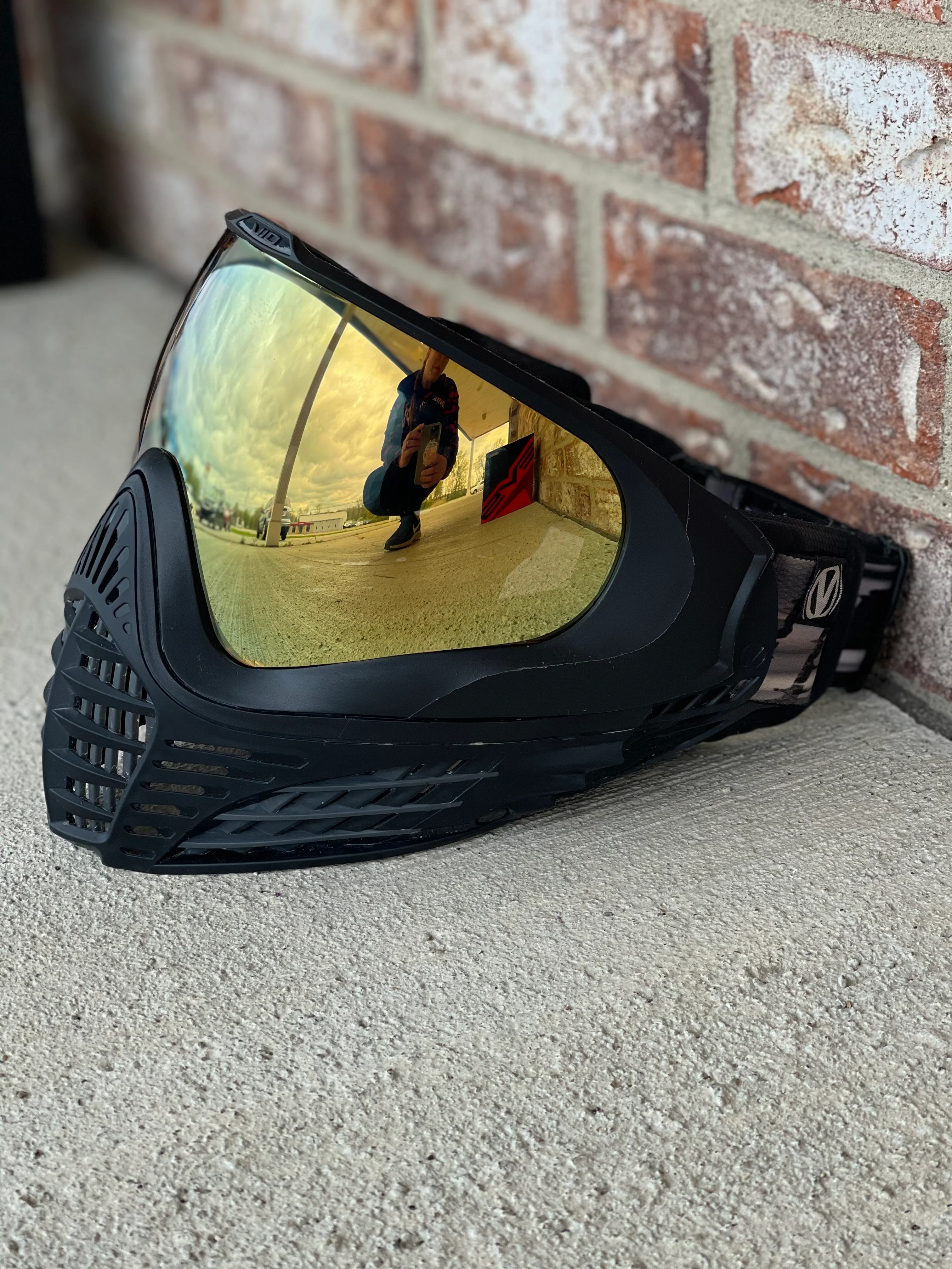 Used Virtue Contour Paintball Mask - Black w/ Gold Mirror Lens - Image 3